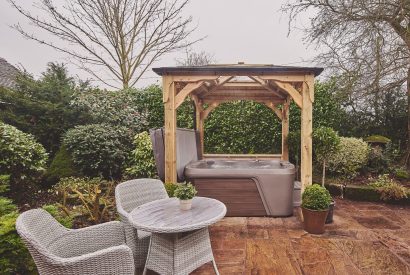 The hot tub and garden at The Couple's Retreat, Peak District