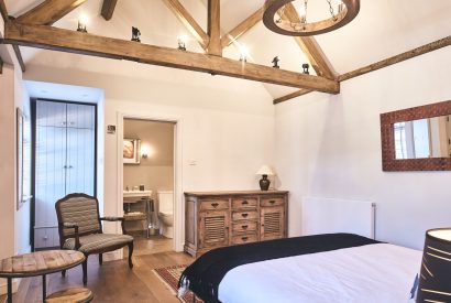 A bedroom with en suite at The Coach House, Cotswolds