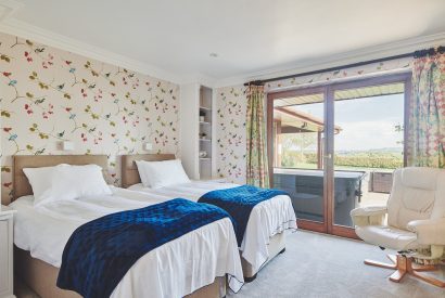A twin bedroom at Shepherd's Lakeview, Somerset