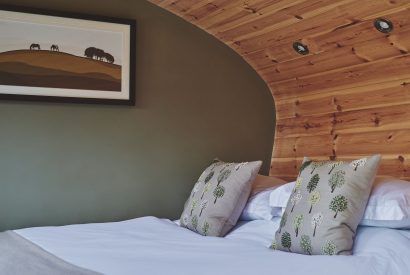 The bed at Owls Cabin, Peak District