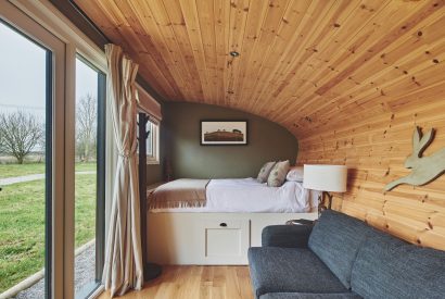 The sofa and bed at Owls Cabin, Peak District