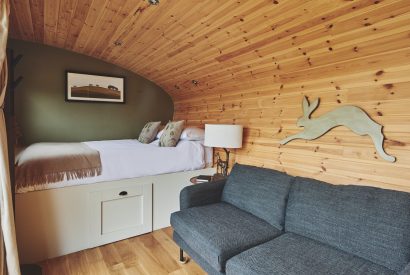 The sofa and bed at Owls Cabin, Peak District