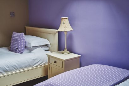 A twin bedroom at Green Pastures Cottage, Peak District