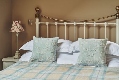 A bed at Green Pastures Cottage, Peak District