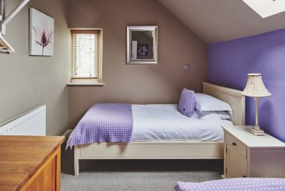 A twin bedroom at Green Pastures Cottage, Peak District