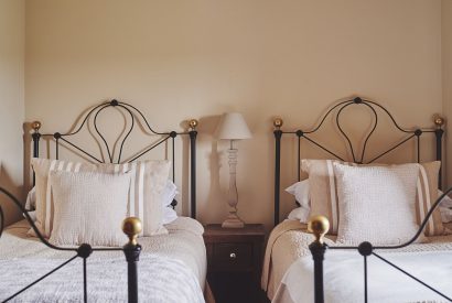 A twin bedroom at Woodpecker Loft, Peak District