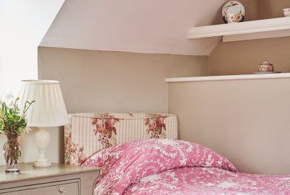 A twin bedroom at Wordsworth Cottage, Cotswolds
