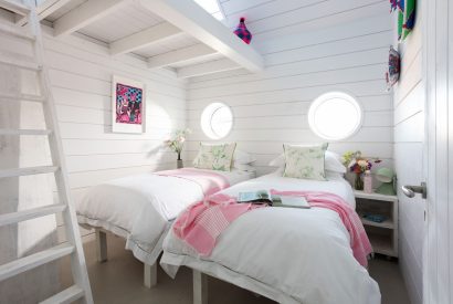 A twin bedroom at Duna, Cornwall