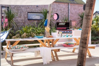 The outdoor dining table at Duna, Cornwall