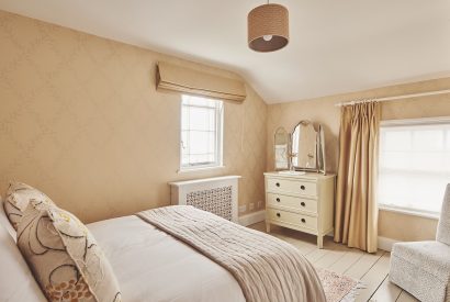 A bedroom at Coastal Manor Retreat, Hampshire