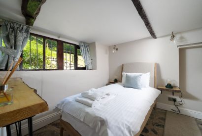 A single bedroom at Holwell Farmhouse, Devon