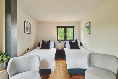 A twin bedroom at The Barnhouse, Hampshire