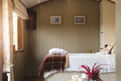 The bed at Hooting Owl Retreat, Somerset