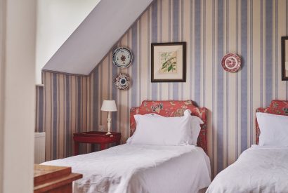 A twin bedroom at Chaucer Cottage, Cotswolds