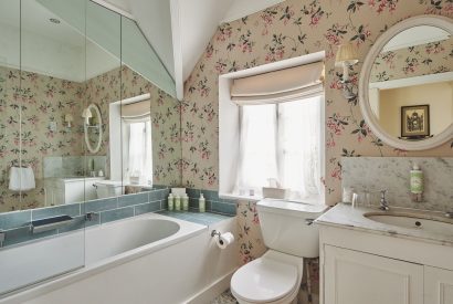 A bathroom at Chaucer Cottage, Cotswolds