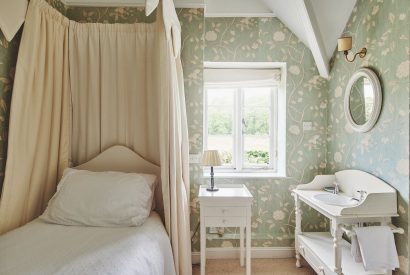 A twin bedroom at Chaucer Cottage, Cotswolds
