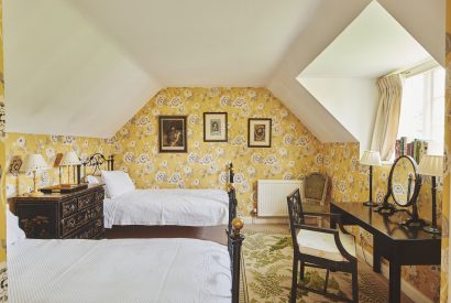 A twin bedroom at Donne Cottage, Cotswolds