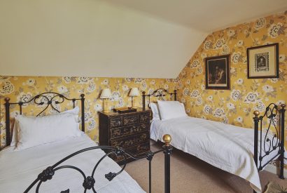 A twin bedroom at Donne Cottage, Cotswolds