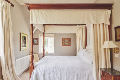 A bedroom at Donne Cottage, Cotswolds