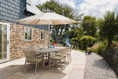 The outdoor dining table at Daydreamer Cottage, Cornwall