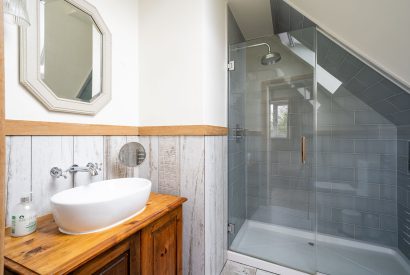 A bathroom at Daydreamer Cottage, Cornwall