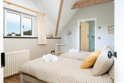 A twin bedroom at Daydreamer Cottage, Cornwall