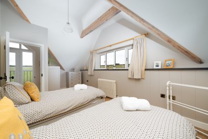 A twin bedroom at Daydreamer Cottage, Cornwall