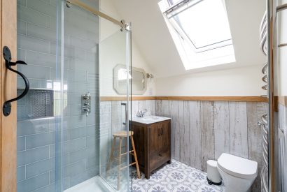 A bathroom at Daydreamer Cottage, Cornwall