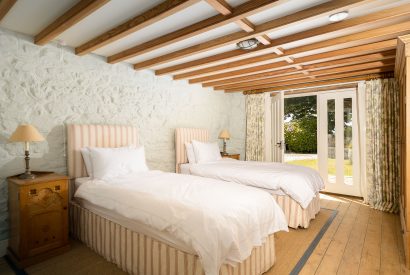 A twin bedroom at Honeycrisp Barn, Cornwall