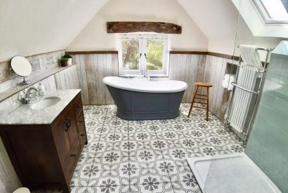 The bathroom at Daydreamer Cottage, Cornwall