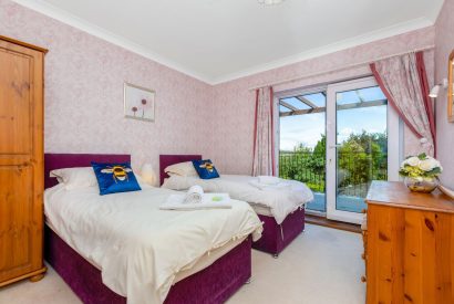 A twin bedroom at Seahaven, Devon