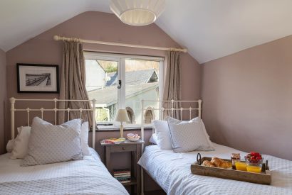 A twin bedroom at Rosefinch Cottage, Devon