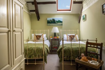 A twin bedroom at Partridge House, Devon