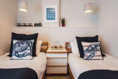 A twin bedroom at 5 The Quay, Devon