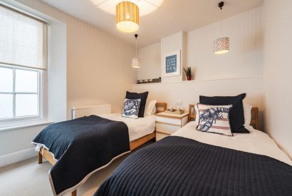A twin bedroom at 5 The Quay, Devon