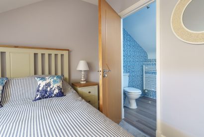 An ensuite bedroom at 1 Afon y Felin, Llyn Peninsula