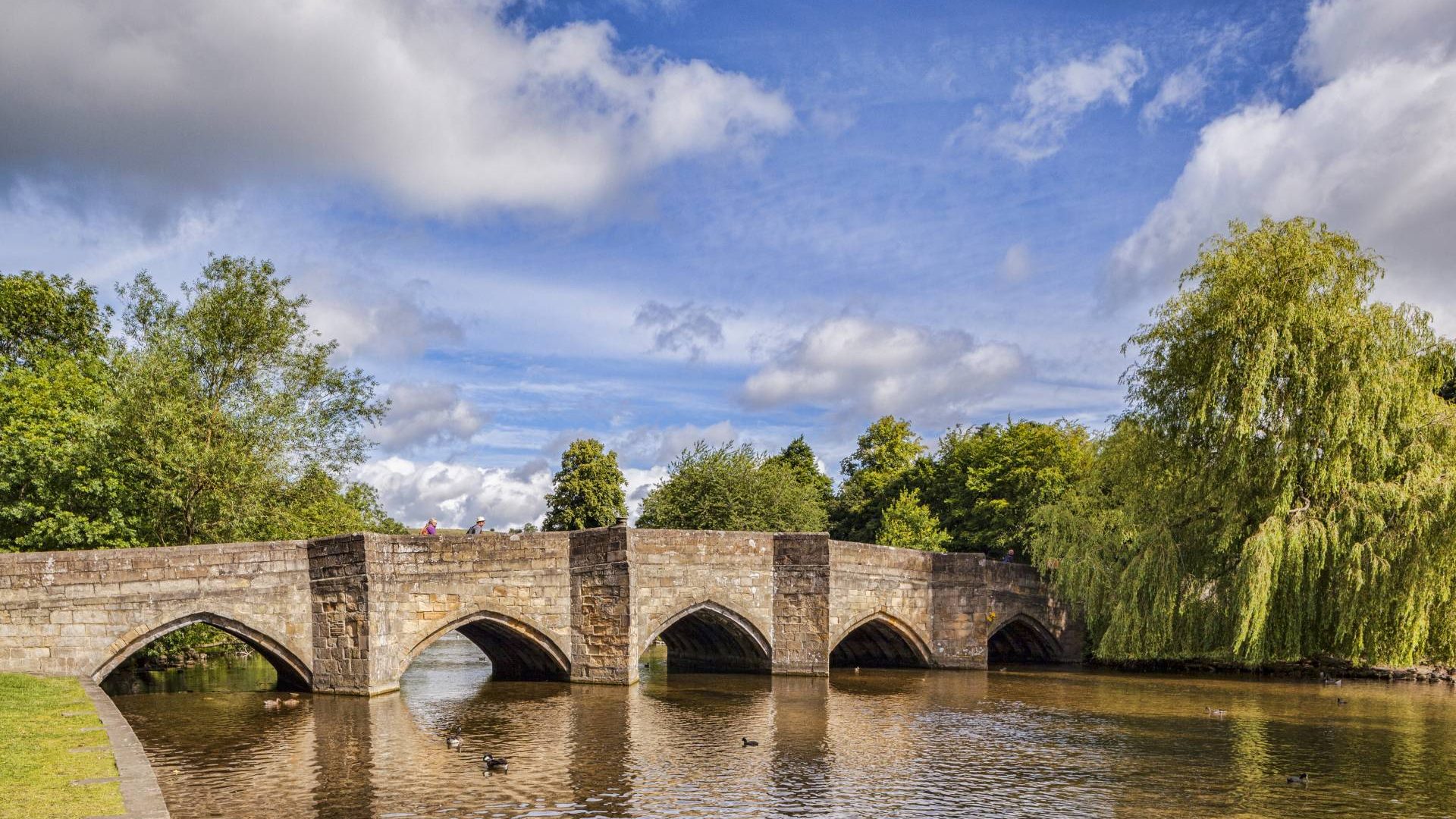 The bridge at Bakewell spanning the River Wye in the summer