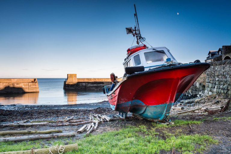 A red boat in the harbour at Craster-Village
