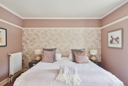 A bedroom with pink decor at Equestrian Manor, Malvern Hills