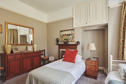 A twin bedroom at Equestrian Manor, Malvern Hills