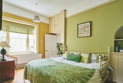 A bedroom with green decor at Equestrian Manor, Malvern Hills