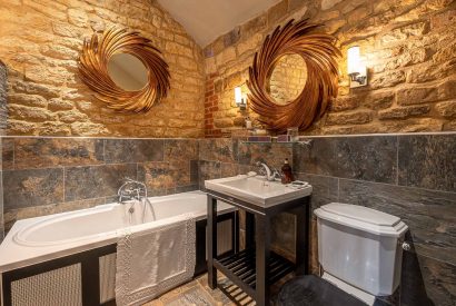 A bathroom at Pheasant Lodge, Leicestershire