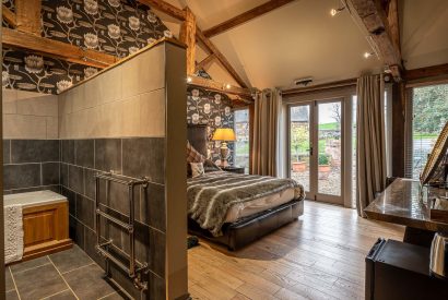 A double bedroom with ensuite at Pheasant Lodge, Leicestershire