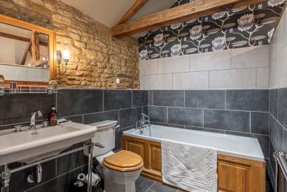 A bathroom at Pheasant Lodge, Leicestershire