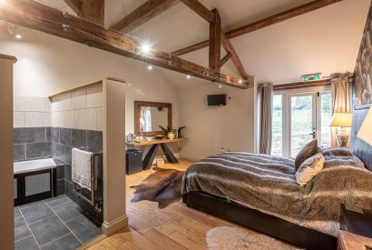 A double bedroom with ensuite at Pheasant Lodge, Leicestershire