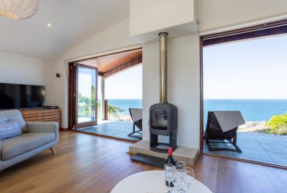 The living room with sea view at Tides, Devon