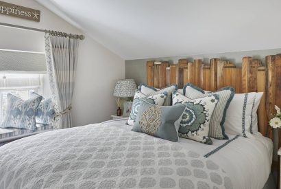 A bedroom with headboard made of oar's at The Beach House, Devon