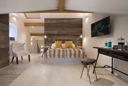 A bedroom with beams at Shepherd's View, Lake District