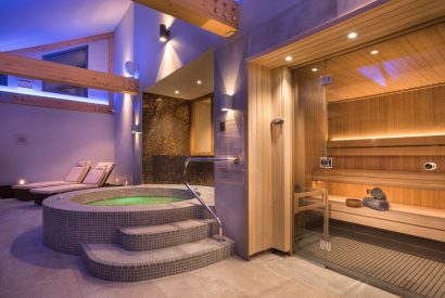 The hot tub and sauna at Shepherd's View, Lake District