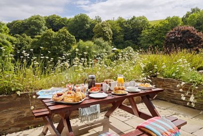 The outdoor dining table at Tigley Cottage, Devon